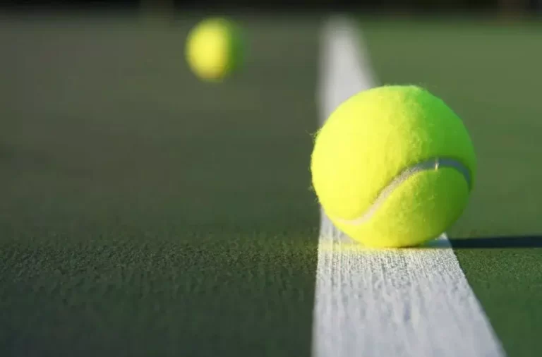 Pressurized Tennis Balls Vs. Non-Pressurized (What’s The Difference Between Both?)